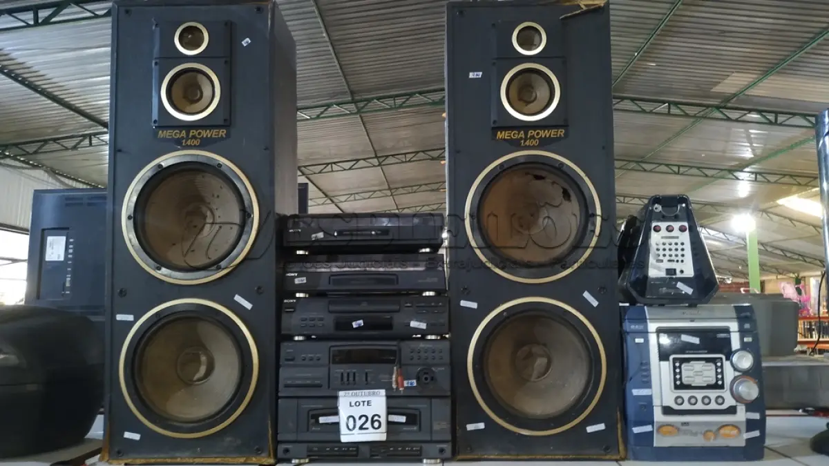LOTE 026 - 02 APARELHOS TOCA VINIL MARCA SONY, 01 CP PLAYER MARCA SONY, 01 TOCA FITAS MARCA SONY, 01 MINI HI-FI SYSTEM MARCA TOSHIBA, 01 CAIXINHA DE SOM  MARCA MULTILASER E 02 CAIXAS DE SOM EM MADEIRA. (NO ESTADO) ATENÇÃO! FAZER A VISITAÇÃO ANTES DE ARREMATAR, NÃO SABEMOS SE FUNCIONA, LEILÃO NÃO TEM GARANTIA E NEM DEVOLUÇÃO, SUJEITO A POSSÍVEIS AVARIAS VISÍVEIS/OCULTAS E/OU AUSÊNCIA DE COMPONENTES.