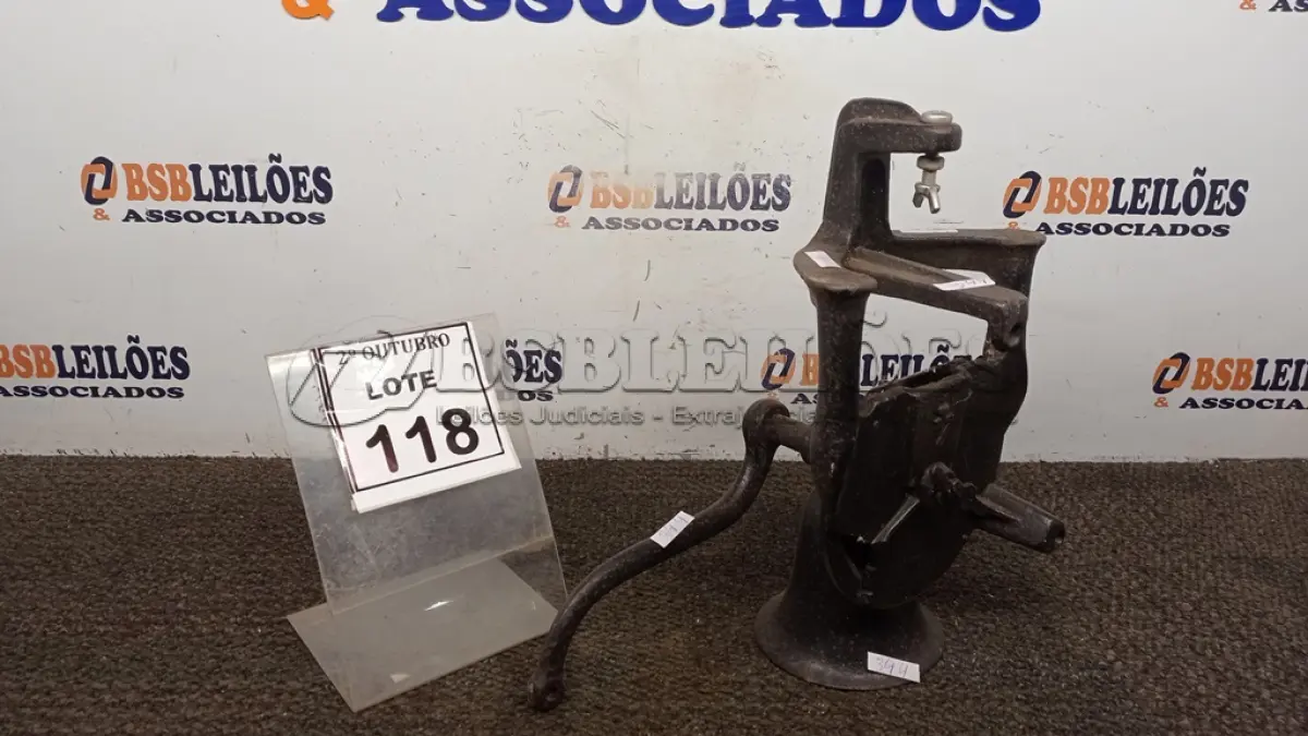 LOTE 118 - 01 MOEDOR DE GRÃOS MANUAL. (NO ESTADO) ATENÇÃO! FAZER A VISITAÇÃO ANTES DE ARREMATAR, NÃO SABEMOS SE FUNCIONA, LEILÃO NÃO TEM GARANTIA E NEM DEVOLUÇÃO, SUJEITO A POSSÍVEIS AVARIAS VISÍVEIS/OCULTAS E/OU AUSÊNCIA DE COMPONENTES.