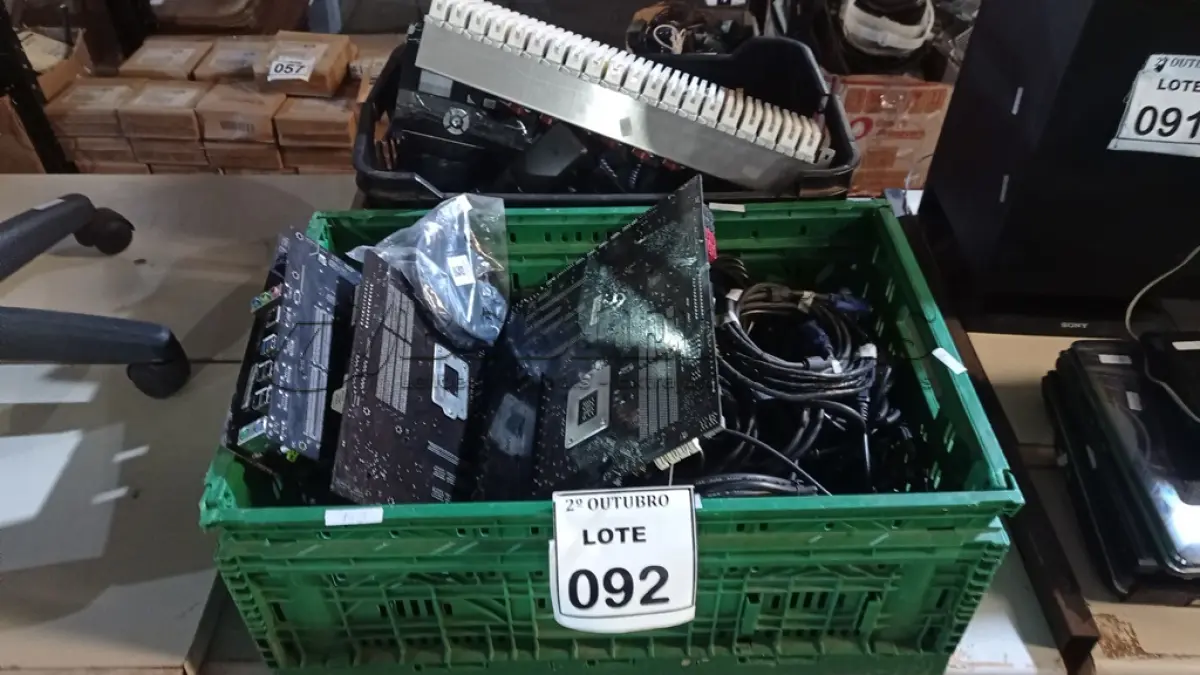LOTE 092 - 01 LOTE COM VÁRIOS APARELHOS DE TELEFONE, PLACAS MÃE E GRANDE QUANTIDADE DE CABOS DIVERSOS. (NO ESTADO) ATENÇÃO! FAZER A VISITAÇÃO ANTES DE ARREMATAR, NÃO SABEMOS SE FUNCIONA, LEILÃO NÃO TEM GARANTIA E NEM DEVOLUÇÃO, SUJEITO A POSSÍVEIS AVARIAS VISÍVEIS/OCULTAS E/OU AUSÊNCIA DE COMPONENTES.