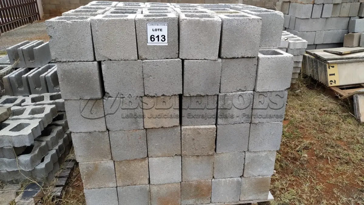 LOTE 613 - 01 LOTE COM BLOCOS DE CONCRETO DE 1 FURO. (NO ESTADO) ATENÇÃO! FAZER A VISITAÇÃO ANTES DE ARREMATAR, NÃO SABEMOS SE FUNCIONA, LEILÃO NÃO TEM GARANTIA E NEM DEVOLUÇÃO, SUJEITO A POSSÍVEIS AVARIAS VISÍVEIS/OCULTAS E/OU AUSÊNCIA DE COMPONENTES.