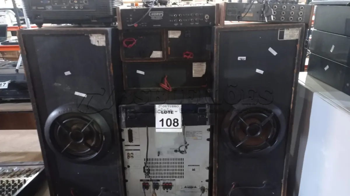 LOTE 108 - 01 PARELHO DE SOM 4X1, CAIXAS DE SOM EM 01, 02 MIXER DE SOM E 01 PROJETOR OPTOMA. (NO ESTADO) ATENÇÃO! FAZER A VISITAÇÃO ANTES DE ARREMATAR, NÃO SABEMOS SE FUNCIONA, LEILÃO NÃO TEM GARANTIA E NEM DEVOLUÇÃO, SUJEITO A POSSÍVEIS AVARIAS VISÍVEIS/OCULTAS E/OU AUSÊNCIA DE COMPONENTES.