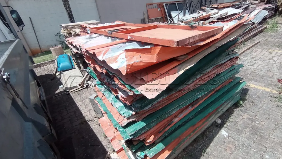 LOTE 594 - 01 LOTE COM TELHAS DE ZINCO QUE ERAM USADAS COMO TAPUME. (NO ESTADO) ATENÇÃO! FAZER A VISITAÇÃO ANTES DE ARREMATAR, NÃO SABEMOS SE FUNCIONA, LEILÃO NÃO TEM GARANTIA E NEM DEVOLUÇÃO, SUJEITO A POSSÍVEIS AVARIAS VISÍVEIS/OCULTAS E/OU AUSÊNCIA DE COMPONENTES.