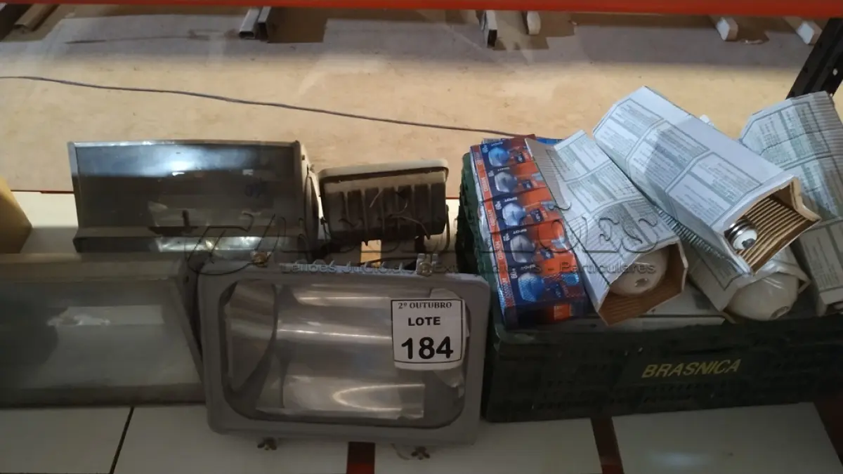 LOTE 184 - 04 REFLETORES E 01 CAIXA COM GRANDE QUANTIDADE DE LÂMPADAS DE MARCAS E MODELOS DIVERSOS. (NO ESTADO) ATENÇÃO! FAZER A VISITAÇÃO ANTES DE ARREMATAR, NÃO SABEMOS SE FUNCIONA, LEILÃO NÃO TEM GARANTIA E NEM DEVOLUÇÃO, SUJEITO A POSSÍVEIS AVARIAS VISÍVEIS/OCULTAS E/OU AUSÊNCIA DE COMPONENTES.