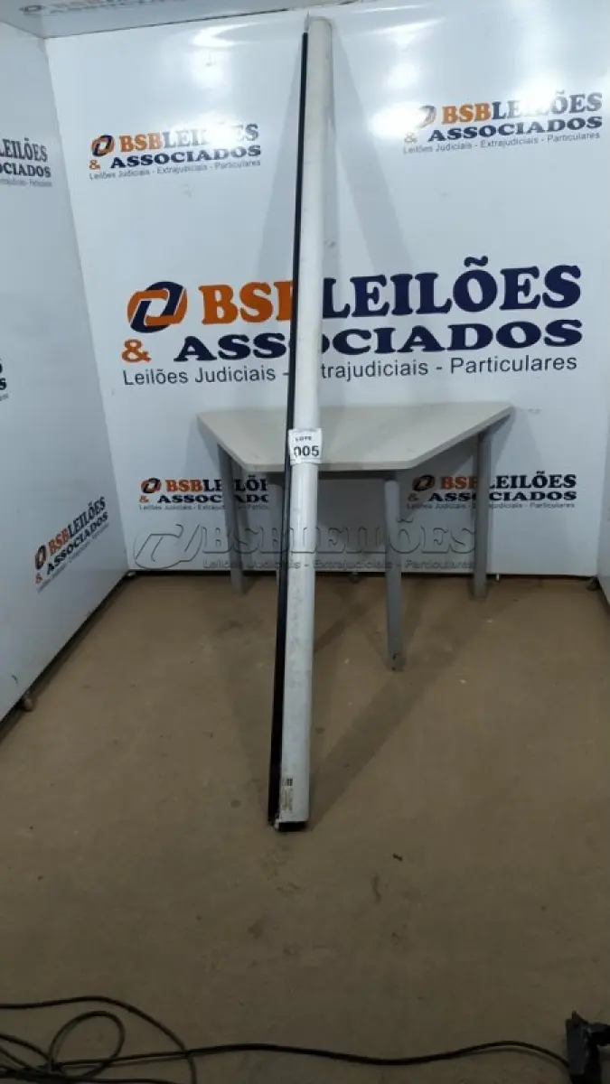 LOTE 005 - 01 TELA DE PROJEÇÃO RETRÁTIL. (NO ESTADO) ATENÇÃO! FAZER A VISITAÇÃO ANTES DE ARREMATAR, NÃO SABEMOS SE FUNCIONA, LEILÃO NÃO TEM GARANTIA E NEM DEVOLUÇÃO, SUJEITO A POSSÍVEIS AVARIAS VISÍVEIS/OCULTAS E/OU AUSÊNCIA DE COMPONENTES.