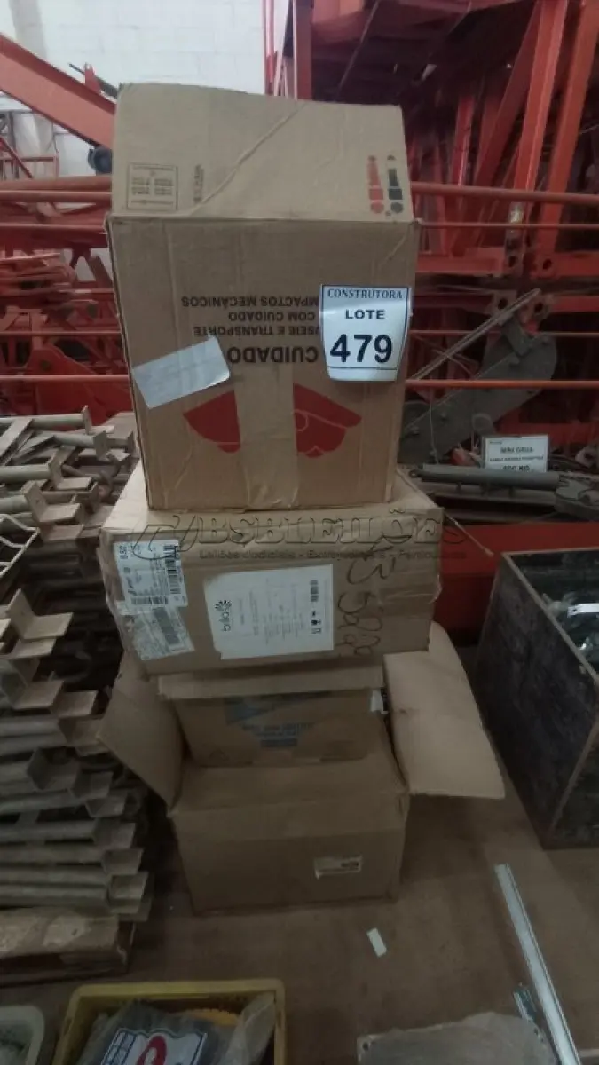 LOTE 479 - 01 LOTE COM LUMINÁRIAS DIVERSAS. (NO ESTADO) ATENÇÃO! FAZER A VISITAÇÃO ANTES DE ARREMATAR, NÃO SABEMOS SE FUNCIONA, LEILÃO NÃO TEM GARANTIA E NEM DEVOLUÇÃO, SUJEITO A POSSÍVEIS AVARIAS VISÍVEIS/OCULTAS E/OU AUSÊNCIA DE COMPONENTES.