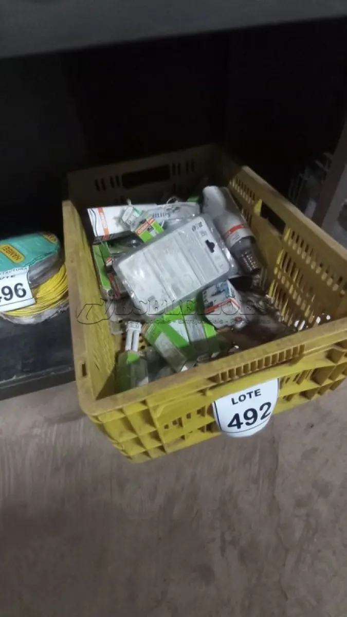 LOTE 492 - 01 LOTE COM LÂMPADAS DIVERSAS. (CAIXA ORGANIZADORA NAO INCLUSA) (NO ESTADO) ATENÇÃO! FAZER A VISITAÇÃO ANTES DE ARREMATAR, NÃO SABEMOS SE FUNCIONA, LEILÃO NÃO TEM GARANTIA E NEM DEVOLUÇÃO, SUJEITO A POSSÍVEIS AVARIAS VISÍVEIS/OCULTAS E/OU AUSÊNCIA DE COMPONENTES.