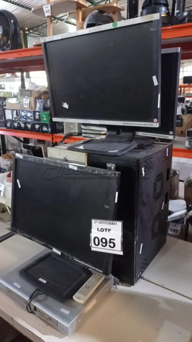LOTE 095 - 02 RACKS PARA PC, 03 MONITORES E 01 APARELHO DE DVD MARCA BRITÂNIA. (NO ESTADO) ATENÇÃO! FAZER A VISITAÇÃO ANTES DE ARREMATAR, NÃO SABEMOS SE FUNCIONA, LEILÃO NÃO TEM GARANTIA E NEM DEVOLUÇÃO, SUJEITO A POSSÍVEIS AVARIAS VISÍVEIS/OCULTAS E/OU AUSÊNCIA DE COMPONENTES.