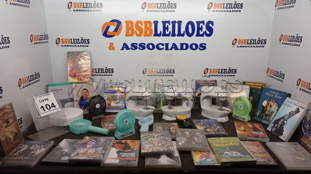 LOTE 104 - 03 MÁQUINAS DE COSTURA A PILHA, VÁRIOS VENTILADORES DE MÃO, 01 ASPIRADOR ROBÔ E GRANDE QUANTIDADE DE DE DVD. (NO ESTADO) ATENÇÃO! FAZER A VISITAÇÃO ANTES DE ARREMATAR, NÃO SABEMOS SE FUNCIONA, LEILÃO NÃO TEM GARANTIA E NEM DEVOLUÇÃO, SUJEITO A POSSÍVEIS AVARIAS VISÍVEIS/OCULTAS E/OU AUSÊNCIA DE COMPONENTES.