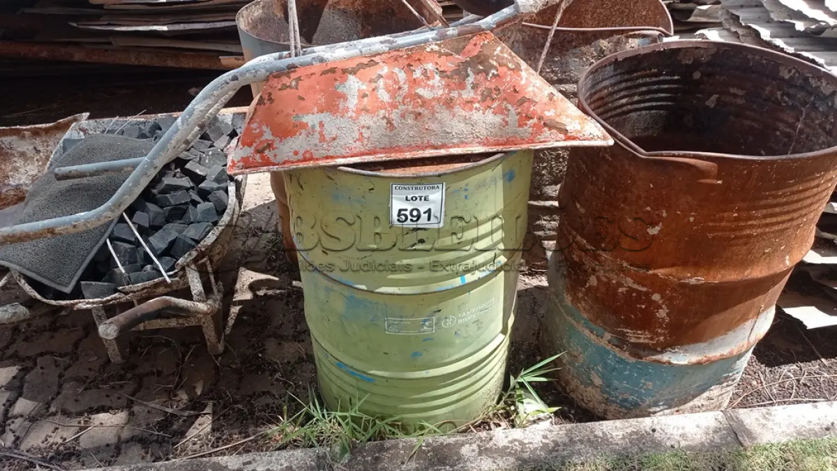 LOTE 591 - 04 TAMBORES DE FERRO COM PEDRAS PORTUGUESAS E 03CARRINHOS DE MÃO. (NO ESTADO) ATENÇÃO! FAZER A VISITAÇÃO ANTES DE ARREMATAR, NÃO SABEMOS SE FUNCIONA, LEILÃO NÃO TEM GARANTIA E NEM DEVOLUÇÃO, SUJEITO A POSSÍVEIS AVARIAS VISÍVEIS/OCULTAS E/OU AUSÊNCIA DE COMPONENTES.