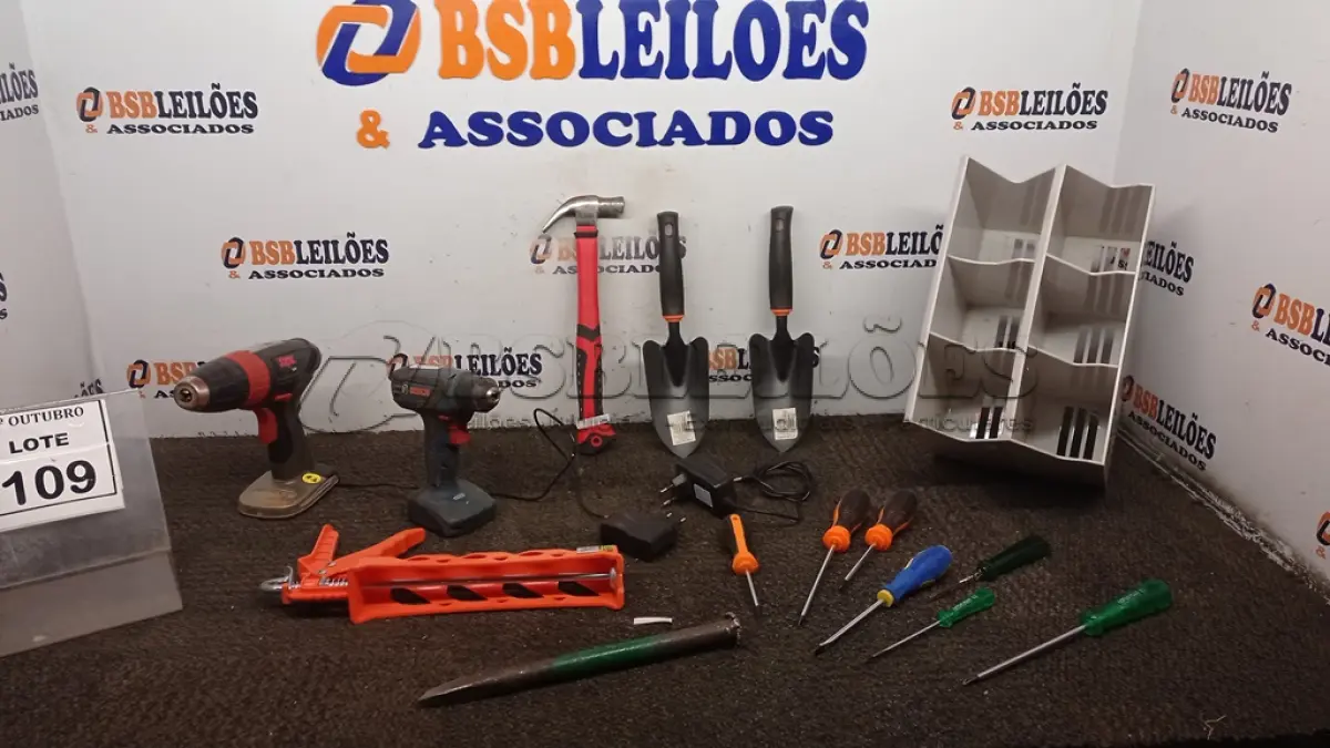 LOTE 109 - 01 CAIXA DE FERRAMENTAS COM 02 PARAFUSADEIRAS, MARTELO, APLICADOR DE SILICONE, CHAVES DE FENDA PHILPS E FERRAMENTAS DIVERSAS. (NO ESTADO) ATENÇÃO! FAZER A VISITAÇÃO ANTES DE ARREMATAR, NÃO SABEMOS SE FUNCIONA, LEILÃO NÃO TEM GARANTIA E NEM DEVOLUÇÃO, SUJEITO A POSSÍVEIS AVARIAS VISÍVEIS/OCULTAS E/OU AUSÊNCIA DE COMPONENTES.