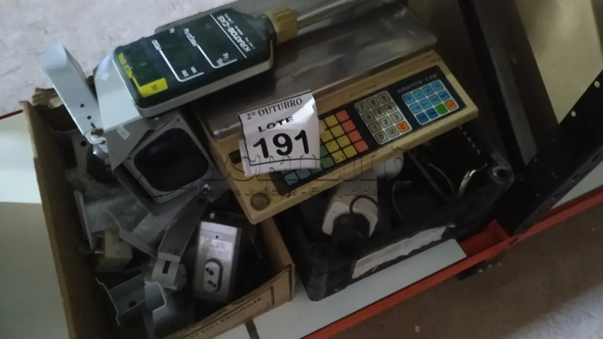 LOTE 191 - 01 BALANÇAS MARCAS KRATOS E VÁRIAS CÂMERAS DE MONITORAMENTO DE MARCAS E MODELOS DIVERSOS. (NO ESTADO) ATENÇÃO! FAZER A VISITAÇÃO ANTES DE ARREMATAR, NÃO SABEMOS SE FUNCIONA, LEILÃO NÃO TEM GARANTIA E NEM DEVOLUÇÃO, SUJEITO A POSSÍVEIS AVARIAS VISÍVEIS/OCULTAS E/OU AUSÊNCIA DE COMPONENTES.
