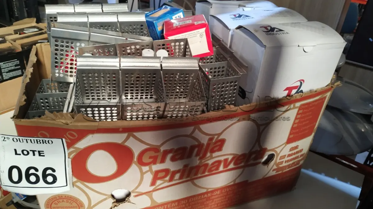 LOTE 066 - 01 LOTE COM GRANDE QUANTIDADE DE MÁSCARAS DESCARTÁVEIS, SUPORTES PARA CANETAS, COLAS BASTÃO E GRAMPOS. (NO ESTADO) ATENÇÃO! FAZER A VISITAÇÃO ANTES DE ARREMATAR, NÃO SABEMOS SE FUNCIONA, LEILÃO NÃO TEM GARANTIA E NEM DEVOLUÇÃO, SUJEITO A POSSÍVEIS AVARIAS VISÍVEIS/OCULTAS E/OU AUSÊNCIA DE COMPONENTES.