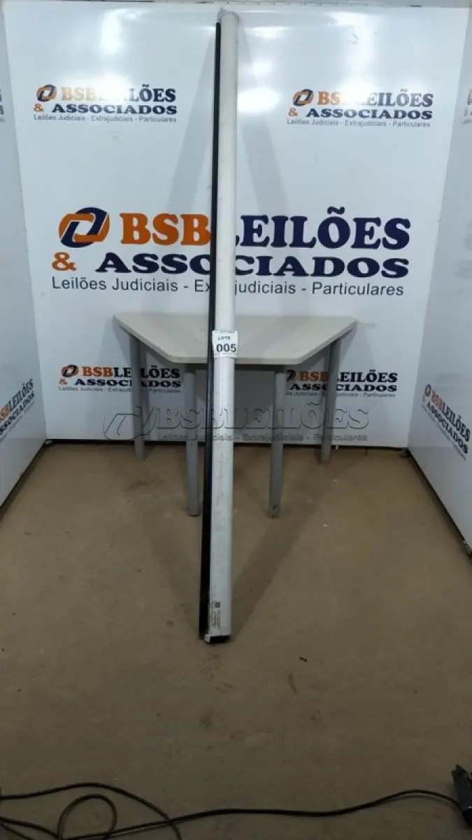 LOTE 005 - 01 TELA DE PROJEÇÃO RETRÁTIL. (NO ESTADO) ATENÇÃO! FAZER A VISITAÇÃO ANTES DE ARREMATAR, NÃO SABEMOS SE FUNCIONA, LEILÃO NÃO TEM GARANTIA E NEM DEVOLUÇÃO, SUJEITO A POSSÍVEIS AVARIAS VISÍVEIS/OCULTAS E/OU AUSÊNCIA DE COMPONENTES.