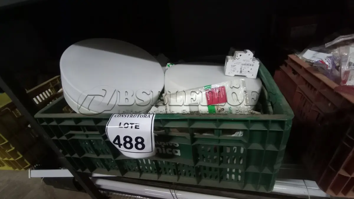 LOTE 488 - 01 LOTE COM PLACAS 4X2 PARA TOMADA OU INTERRUPTORES, DISJUNTORES DIVERSOS E LUMINÁRIAS. (CAIXA ORGANIZADORA NAO INCLUSA) (NO ESTADO) ATENÇÃO! FAZER A VISITAÇÃO ANTES DE ARREMATAR, NÃO SABEMOS SE FUNCIONA, LEILÃO NÃO TEM GARANTIA E NEM DEVOLUÇÃO, SUJEITO A POSSÍVEIS AVARIAS VISÍVEIS/OCULTAS E/OU AUSÊNCIA DE COMPONENTES.