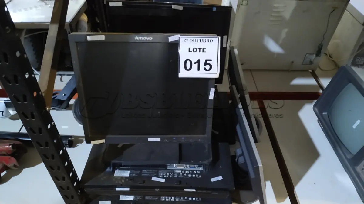 LOTE 015 - 01 LOTE COM VÁRIOS MONITORES LCD DE MARCAS E MODELOS DIVERSOS. (NO ESTADO) ATENÇÃO! FAZER A VISITAÇÃO ANTES DE ARREMATAR, NÃO SABEMOS SE FUNCIONA, LEILÃO NÃO TEM GARANTIA E NEM DEVOLUÇÃO, SUJEITO A POSSÍVEIS AVARIAS VISÍVEIS/OCULTAS E/OU AUSÊNCIA DE COMPONENTES.