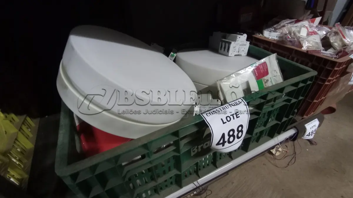LOTE 488 - 01 LOTE COM PLACAS 4X2 PARA TOMADA OU INTERRUPTORES, DISJUNTORES DIVERSOS E LUMINÁRIAS. (CAIXA ORGANIZADORA NAO INCLUSA) (NO ESTADO) ATENÇÃO! FAZER A VISITAÇÃO ANTES DE ARREMATAR, NÃO SABEMOS SE FUNCIONA, LEILÃO NÃO TEM GARANTIA E NEM DEVOLUÇÃO, SUJEITO A POSSÍVEIS AVARIAS VISÍVEIS/OCULTAS E/OU AUSÊNCIA DE COMPONENTES.