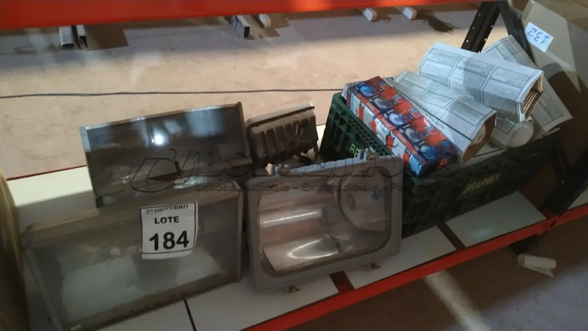 LOTE 184 - 04 REFLETORES E 01 CAIXA COM GRANDE QUANTIDADE DE LÂMPADAS DE MARCAS E MODELOS DIVERSOS. (NO ESTADO) ATENÇÃO! FAZER A VISITAÇÃO ANTES DE ARREMATAR, NÃO SABEMOS SE FUNCIONA, LEILÃO NÃO TEM GARANTIA E NEM DEVOLUÇÃO, SUJEITO A POSSÍVEIS AVARIAS VISÍVEIS/OCULTAS E/OU AUSÊNCIA DE COMPONENTES.