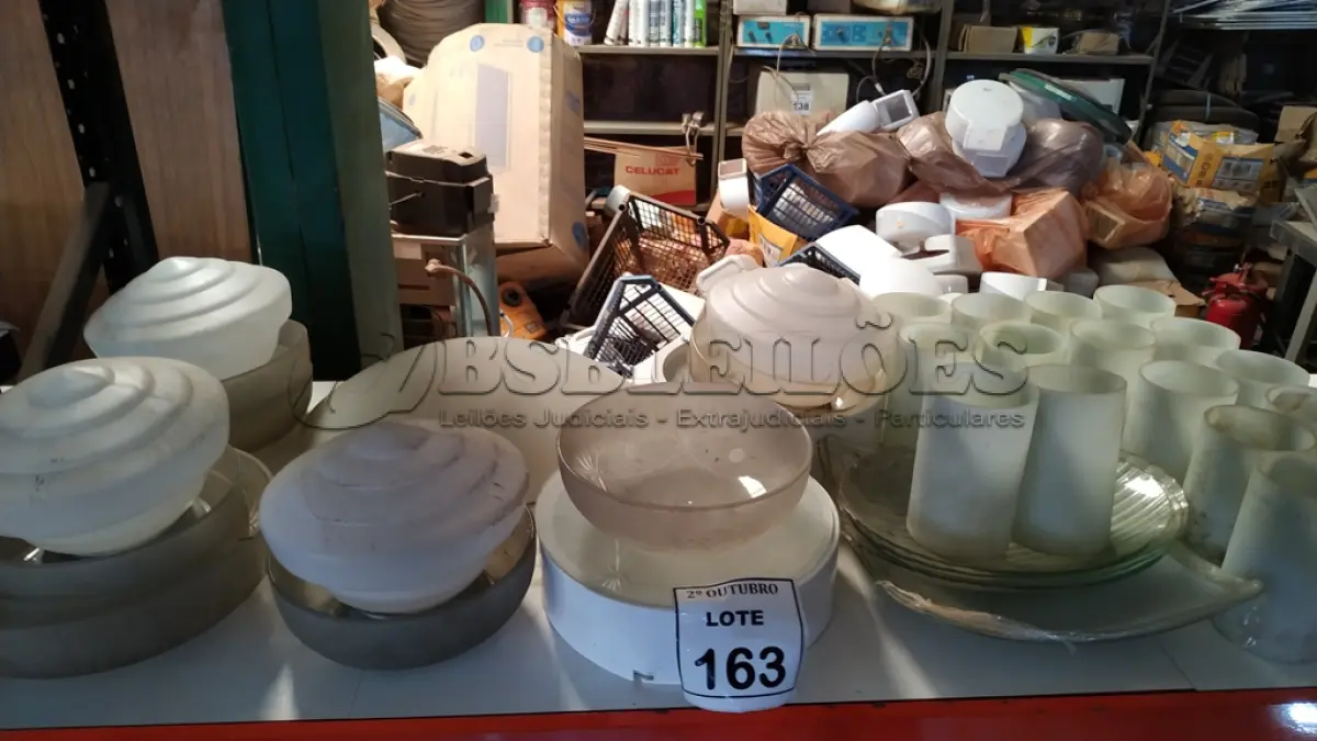 LOTE 163 - 01 LOTE COM VÁRIAS CÚPULAS DE VIDRO FOSCO E ARANDELAS PARA LUMINÁRIAS. (NO ESTADO) ATENÇÃO! FAZER A VISITAÇÃO ANTES DE ARREMATAR, NÃO SABEMOS SE FUNCIONA, LEILÃO NÃO TEM GARANTIA E NEM DEVOLUÇÃO, SUJEITO A POSSÍVEIS AVARIAS VISÍVEIS/OCULTAS E/OU AUSÊNCIA DE COMPONENTES.