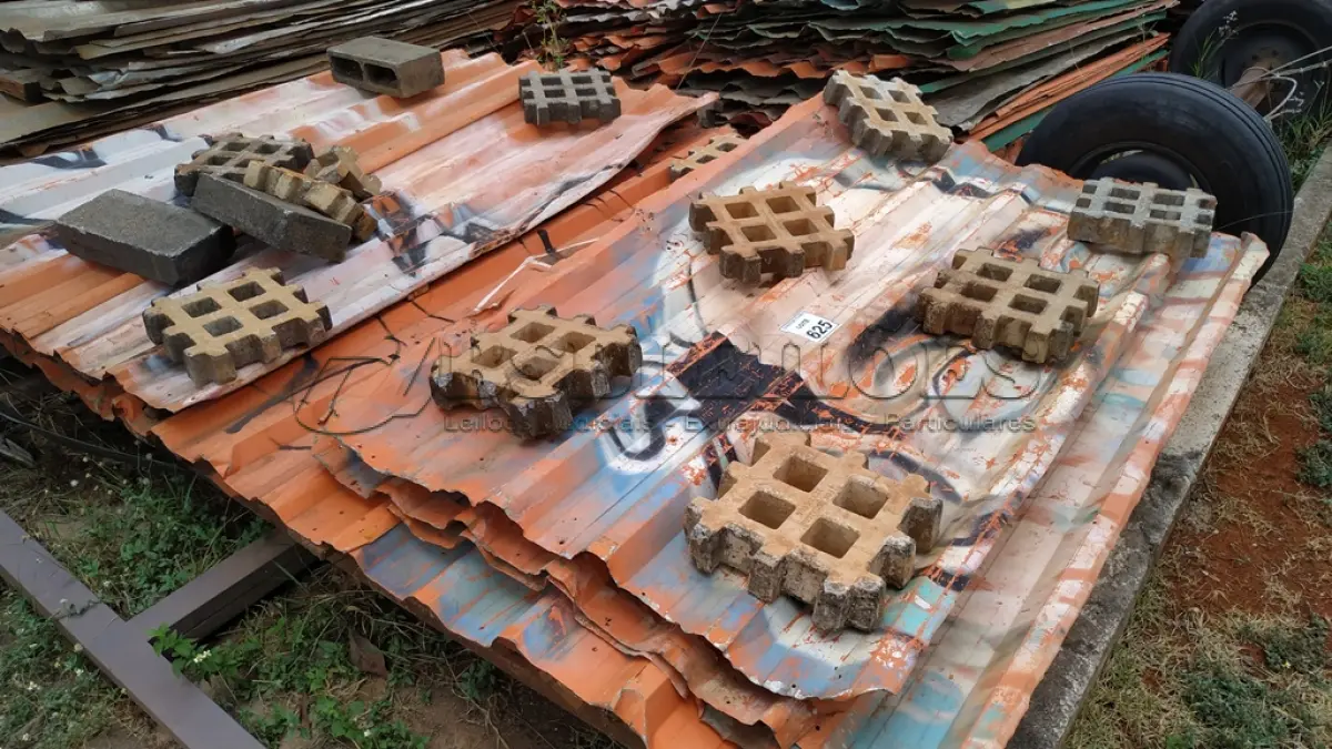 LOTE 625 - 01 LOTE COM TELHAS DE ZINCO QUE ERAM USADAS COMO TAPUME. (NO ESTADO) ATENÇÃO! FAZER A VISITAÇÃO ANTES DE ARREMATAR, NÃO SABEMOS SE FUNCIONA, LEILÃO NÃO TEM GARANTIA E NEM DEVOLUÇÃO, SUJEITO A POSSÍVEIS AVARIAS VISÍVEIS/OCULTAS E/OU AUSÊNCIA DE COMPONENTES.