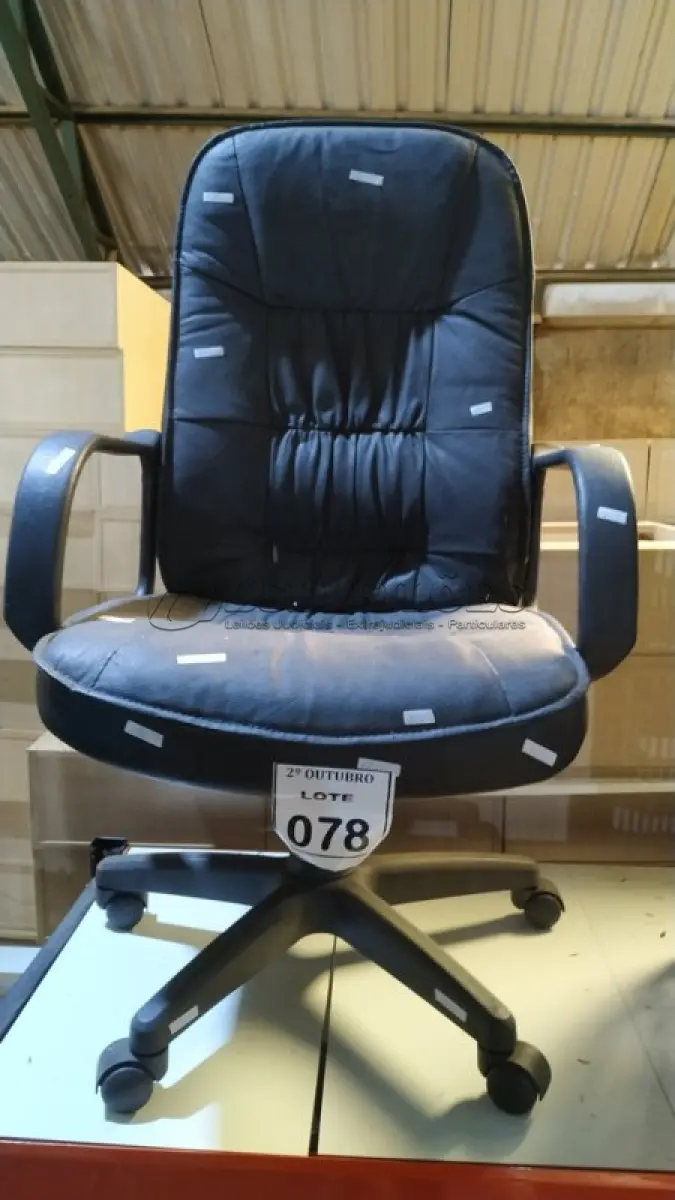 LOTE 078 - 01 CADEIRA DE ESCRITÓRIO COM RODINHAS. (NO ESTADO) ATENÇÃO! FAZER A VISITAÇÃO ANTES DE ARREMATAR, NÃO SABEMOS SE FUNCIONA, LEILÃO NÃO TEM GARANTIA E NEM DEVOLUÇÃO, SUJEITO A POSSÍVEIS AVARIAS VISÍVEIS/OCULTAS E/OU AUSÊNCIA DE COMPONENTES.