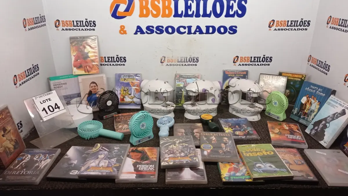 LOTE 104 - 03 MÁQUINAS DE COSTURA A PILHA, VÁRIOS VENTILADORES DE MÃO, 01 ASPIRADOR ROBÔ E GRANDE QUANTIDADE DE DE DVD. (NO ESTADO) ATENÇÃO! FAZER A VISITAÇÃO ANTES DE ARREMATAR, NÃO SABEMOS SE FUNCIONA, LEILÃO NÃO TEM GARANTIA E NEM DEVOLUÇÃO, SUJEITO A POSSÍVEIS AVARIAS VISÍVEIS/OCULTAS E/OU AUSÊNCIA DE COMPONENTES.