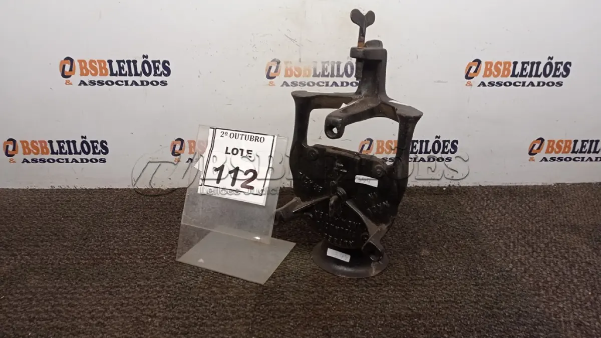 LOTE 112 - 01 MOEDOR DE GRÃOS MANUAL. (NO ESTADO) ATENÇÃO! FAZER A VISITAÇÃO ANTES DE ARREMATAR, NÃO SABEMOS SE FUNCIONA, LEILÃO NÃO TEM GARANTIA E NEM DEVOLUÇÃO, SUJEITO A POSSÍVEIS AVARIAS VISÍVEIS/OCULTAS E/OU AUSÊNCIA DE COMPONENTES.