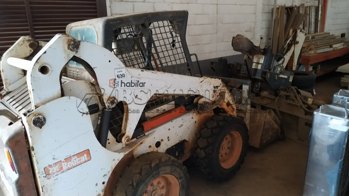 LOTE 630 - 01 BOB CAT. MODELO S 185 ANO 2010 COM IMPLEMENTOS. (NO ESTADO) ATENÇÃO! FAZER A VISITAÇÃO ANTES DE ARREMATAR, NÃO SABEMOS SE FUNCIONA, LEILÃO NÃO TEM GARANTIA E NEM DEVOLUÇÃO, SUJEITO A POSSÍVEIS AVARIAS VISÍVEIS/OCULTAS E/OU AUSÊNCIA DE COMPONENTES.
