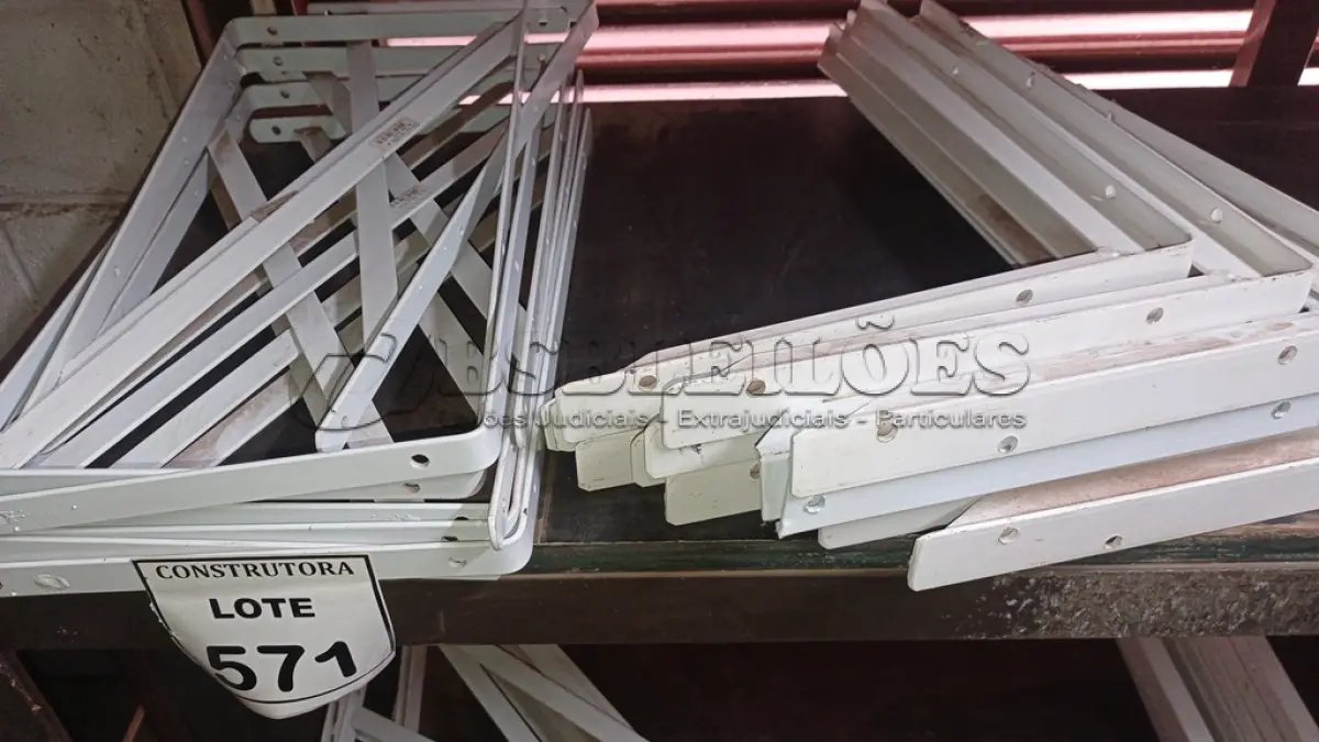 LOTE 571 - 01 LOTE COM CANTONEIRAS DIVERSAS. (NO ESTADO) ATENÇÃO! FAZER A VISITAÇÃO ANTES DE ARREMATAR, NÃO SABEMOS SE FUNCIONA, LEILÃO NÃO TEM GARANTIA E NEM DEVOLUÇÃO, SUJEITO A POSSÍVEIS AVARIAS VISÍVEIS/OCULTAS E/OU AUSÊNCIA DE COMPONENTES.
