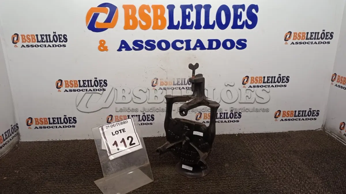 LOTE 112 - 01 MOEDOR DE GRÃOS MANUAL. (NO ESTADO) ATENÇÃO! FAZER A VISITAÇÃO ANTES DE ARREMATAR, NÃO SABEMOS SE FUNCIONA, LEILÃO NÃO TEM GARANTIA E NEM DEVOLUÇÃO, SUJEITO A POSSÍVEIS AVARIAS VISÍVEIS/OCULTAS E/OU AUSÊNCIA DE COMPONENTES.