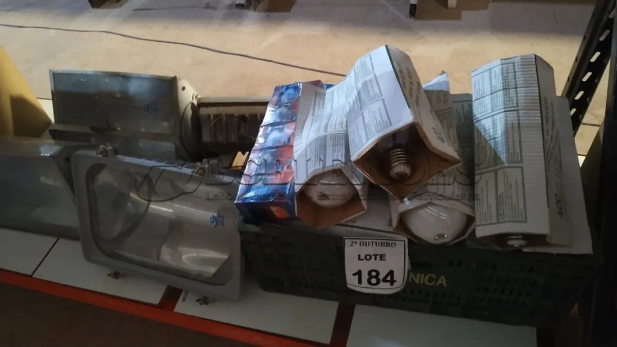LOTE 184 - 04 REFLETORES E 01 CAIXA COM GRANDE QUANTIDADE DE LÂMPADAS DE MARCAS E MODELOS DIVERSOS. (NO ESTADO) ATENÇÃO! FAZER A VISITAÇÃO ANTES DE ARREMATAR, NÃO SABEMOS SE FUNCIONA, LEILÃO NÃO TEM GARANTIA E NEM DEVOLUÇÃO, SUJEITO A POSSÍVEIS AVARIAS VISÍVEIS/OCULTAS E/OU AUSÊNCIA DE COMPONENTES.