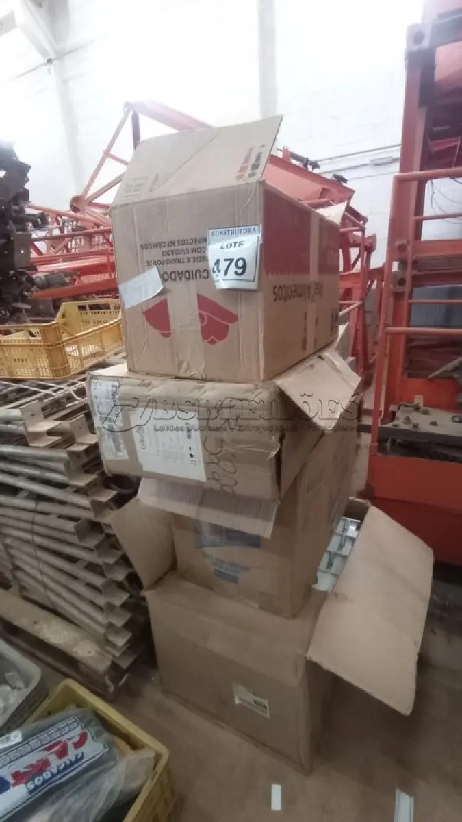 LOTE 479 - 01 LOTE COM LUMINÁRIAS DIVERSAS. (NO ESTADO) ATENÇÃO! FAZER A VISITAÇÃO ANTES DE ARREMATAR, NÃO SABEMOS SE FUNCIONA, LEILÃO NÃO TEM GARANTIA E NEM DEVOLUÇÃO, SUJEITO A POSSÍVEIS AVARIAS VISÍVEIS/OCULTAS E/OU AUSÊNCIA DE COMPONENTES.