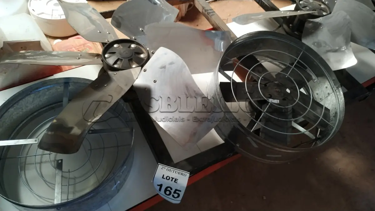 LOTE 165 - 01 EXAUSTOR E 02 HÉLICES COM BASE. (NO ESTADO) ATENÇÃO! FAZER A VISITAÇÃO ANTES DE ARREMATAR, NÃO SABEMOS SE FUNCIONA, LEILÃO NÃO TEM GARANTIA E NEM DEVOLUÇÃO, SUJEITO A POSSÍVEIS AVARIAS VISÍVEIS/OCULTAS E/OU AUSÊNCIA DE COMPONENTES.
