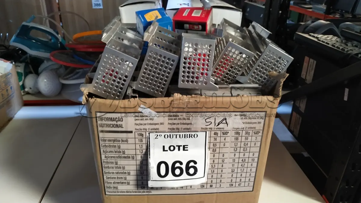LOTE 066 - 01 LOTE COM GRANDE QUANTIDADE DE MÁSCARAS DESCARTÁVEIS, SUPORTES PARA CANETAS, COLAS BASTÃO E GRAMPOS. (NO ESTADO) ATENÇÃO! FAZER A VISITAÇÃO ANTES DE ARREMATAR, NÃO SABEMOS SE FUNCIONA, LEILÃO NÃO TEM GARANTIA E NEM DEVOLUÇÃO, SUJEITO A POSSÍVEIS AVARIAS VISÍVEIS/OCULTAS E/OU AUSÊNCIA DE COMPONENTES.
