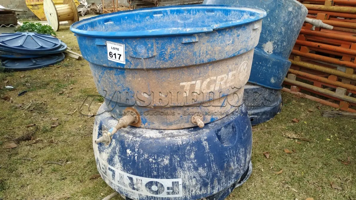 LOTE 617 - 02 CAIXAS D’AGUA 500L. (NO ESTADO) ATENÇÃO! FAZER A VISITAÇÃO ANTES DE ARREMATAR, NÃO SABEMOS SE FUNCIONA, LEILÃO NÃO TEM GARANTIA E NEM DEVOLUÇÃO, SUJEITO A POSSÍVEIS AVARIAS VISÍVEIS/OCULTAS E/OU AUSÊNCIA DE COMPONENTES.