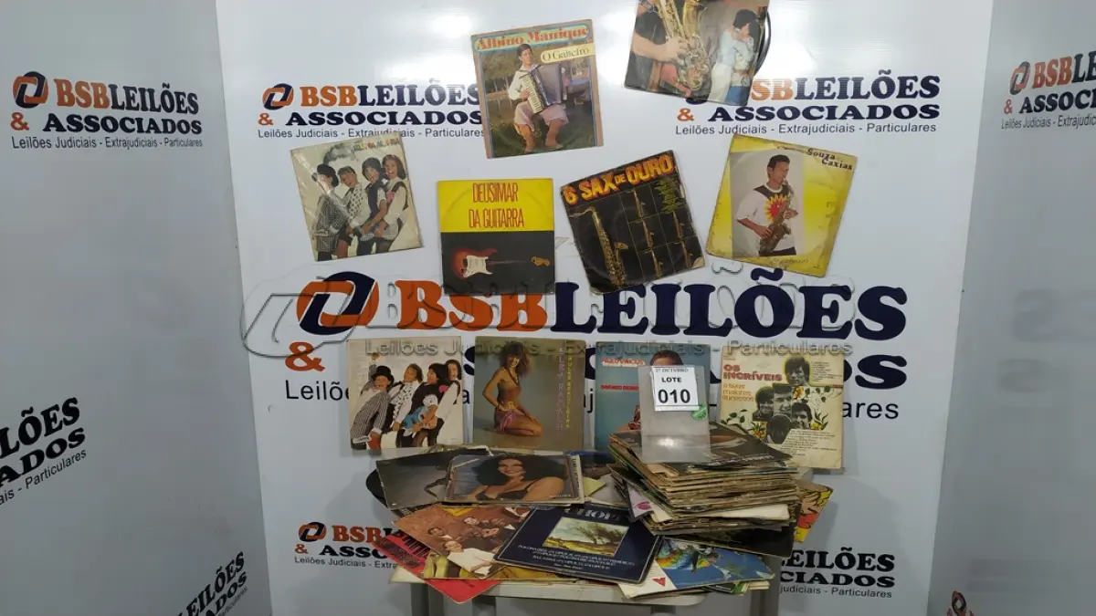 LOTE 010 - 01 LOTE COM GRANDE QUANTIDADE DE DISCOS DE VINIL. (NO ESTADO) ATENÇÃO! FAZER A VISITAÇÃO ANTES DE ARREMATAR, NÃO SABEMOS SE FUNCIONA, LEILÃO NÃO TEM GARANTIA E NEM DEVOLUÇÃO, SUJEITO A POSSÍVEIS AVARIAS VISÍVEIS/OCULTAS E/OU AUSÊNCIA DE COMPONENTES.