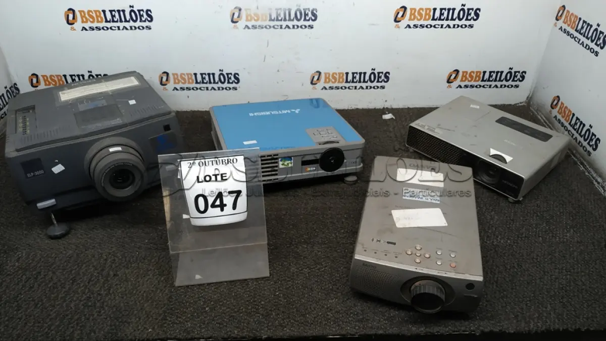 LOTE 047 - 04 PROJETORES DE MARCAS E MODELOS DIVERSOS. (NO ESTADO) ATENÇÃO! FAZER A VISITAÇÃO ANTES DE ARREMATAR, NÃO SABEMOS SE FUNCIONA, LEILÃO NÃO TEM GARANTIA E NEM DEVOLUÇÃO, SUJEITO A POSSÍVEIS AVARIAS VISÍVEIS/OCULTAS E/OU AUSÊNCIA DE COMPONENTES.