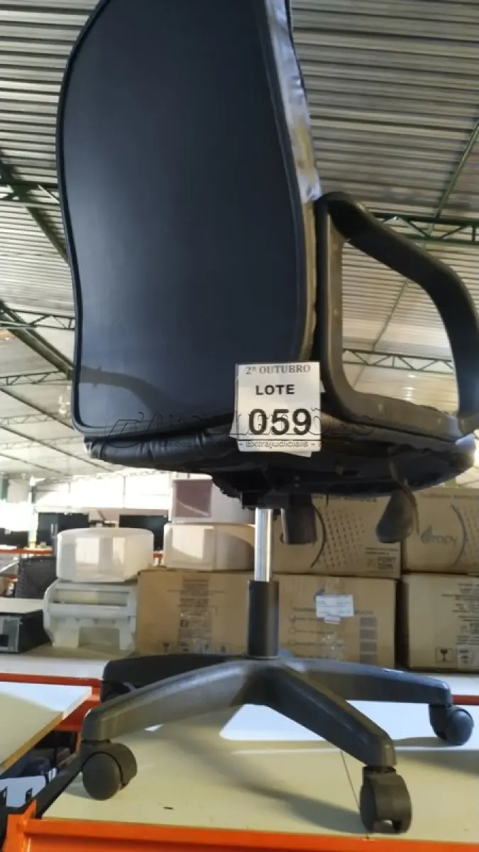 LOTE 059 - 01 CADEIRA DE ESCRITÓRIO. (NO ESTADO) ATENÇÃO! FAZER A VISITAÇÃO ANTES DE ARREMATAR, NÃO SABEMOS SE FUNCIONA, LEILÃO NÃO TEM GARANTIA E NEM DEVOLUÇÃO, SUJEITO A POSSÍVEIS AVARIAS VISÍVEIS/OCULTAS E/OU AUSÊNCIA DE COMPONENTES.