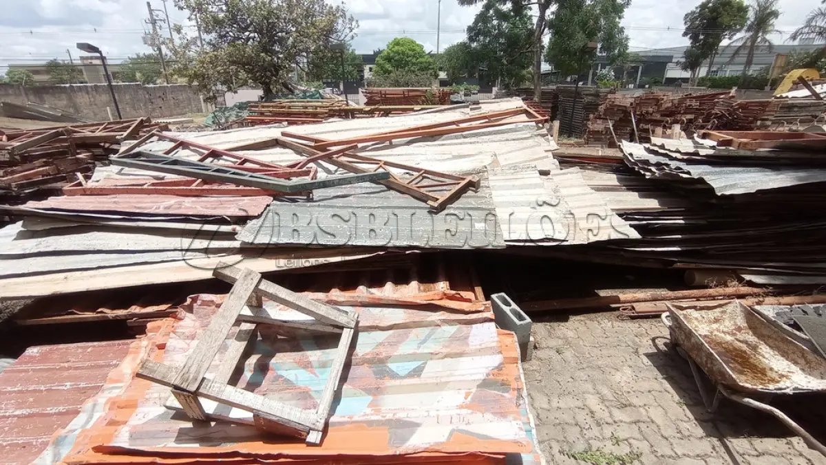 LOTE 590 - 01 LOTE COM TELHAS DE ZINCO QUE ERAM USADAS COMO TAPUME. (NO ESTADO) ATENÇÃO! FAZER A VISITAÇÃO ANTES DE ARREMATAR, NÃO SABEMOS SE FUNCIONA, LEILÃO NÃO TEM GARANTIA E NEM DEVOLUÇÃO, SUJEITO A POSSÍVEIS AVARIAS VISÍVEIS/OCULTAS E/OU AUSÊNCIA DE COMPONENTES.