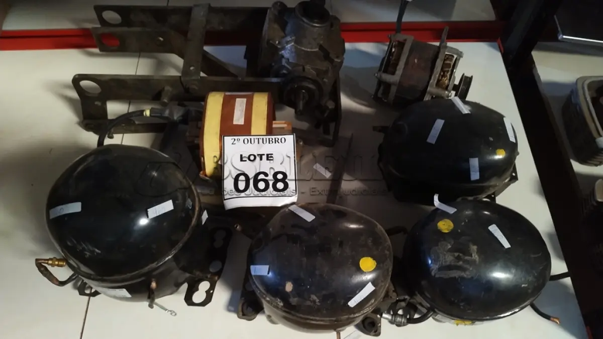 LOTE 068 - 04 MOTORES DE GELADEIRA, 01 MOTOR DE MÁQUINA DE LAVAR, 01 TRANSFORMADOR E 01 PEÇA DE FERRO. (NO ESTADO) ATENÇÃO! FAZER A VISITAÇÃO ANTES DE ARREMATAR, NÃO SABEMOS SE FUNCIONA, LEILÃO NÃO TEM GARANTIA E NEM DEVOLUÇÃO, SUJEITO A POSSÍVEIS AVARIAS VISÍVEIS/OCULTAS E/OU AUSÊNCIA DE COMPONENTES.