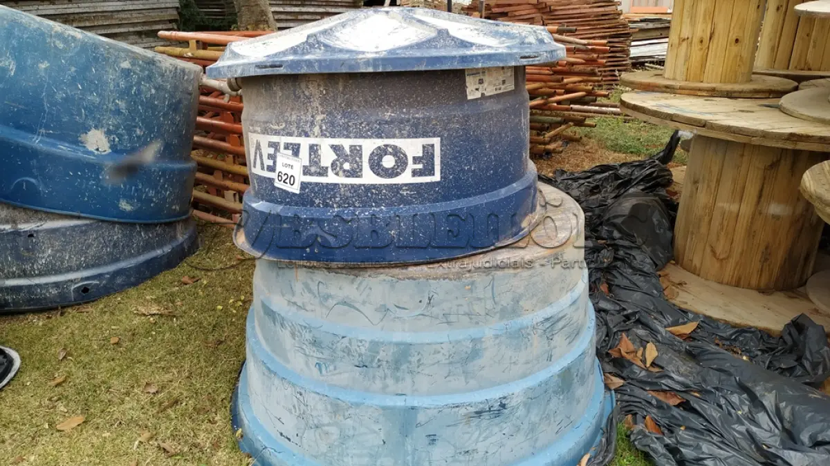 LOTE 620 - 01 CAIXAS D’AGUA SENDO 500L E 01 CAIXAS D’AGUA 1000L. (NO ESTADO) ATENÇÃO! FAZER A VISITAÇÃO ANTES DE ARREMATAR, NÃO SABEMOS SE FUNCIONA, LEILÃO NÃO TEM GARANTIA E NEM DEVOLUÇÃO, SUJEITO A POSSÍVEIS AVARIAS VISÍVEIS/OCULTAS E/OU AUSÊNCIA DE COMPONENTES.