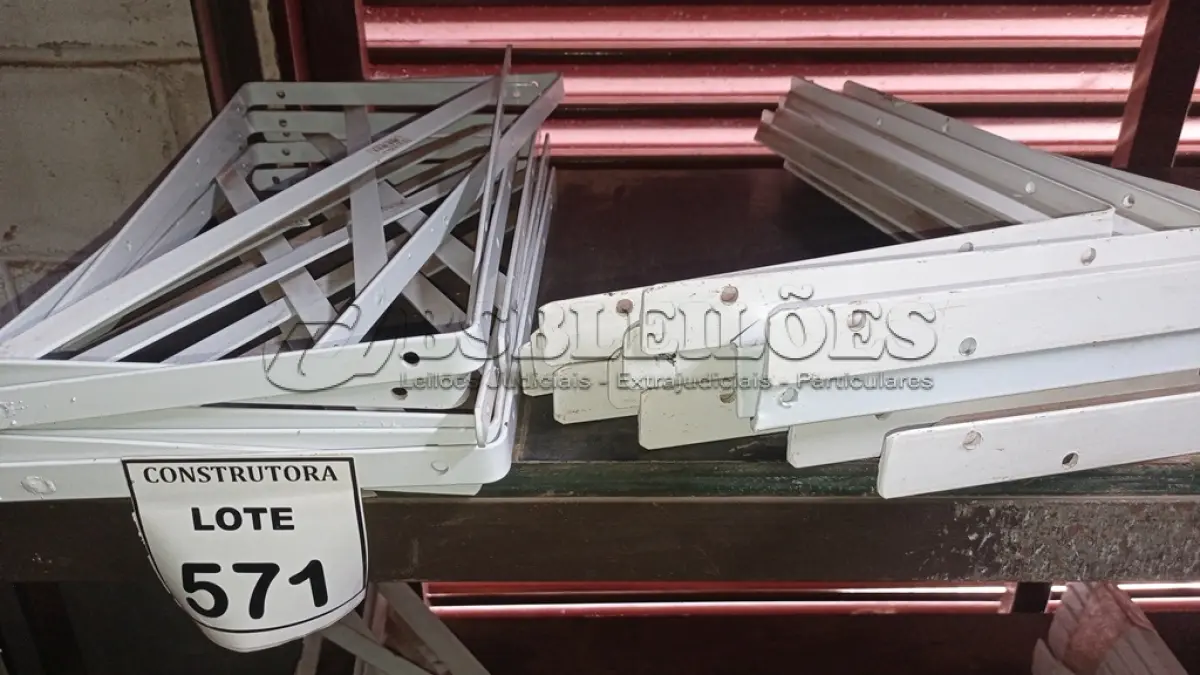 LOTE 571 - 01 LOTE COM CANTONEIRAS DIVERSAS. (NO ESTADO) ATENÇÃO! FAZER A VISITAÇÃO ANTES DE ARREMATAR, NÃO SABEMOS SE FUNCIONA, LEILÃO NÃO TEM GARANTIA E NEM DEVOLUÇÃO, SUJEITO A POSSÍVEIS AVARIAS VISÍVEIS/OCULTAS E/OU AUSÊNCIA DE COMPONENTES.