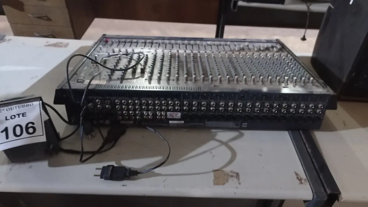 LOTE 106 - 01 MESA AMPLIFICADORA DE SOM COM FONTE. (NO ESTADO) ATENÇÃO! FAZER A VISITAÇÃO ANTES DE ARREMATAR, NÃO SABEMOS SE FUNCIONA. LEILÃO NÃO TEM GARANTIA E NEM DEVOLUÇÃO, SUJEITO A POSSÍVEIS AVARIAS VISÍVEIS/OCULTAS E/OU AUSÊNCIA DE COMPONENTES.