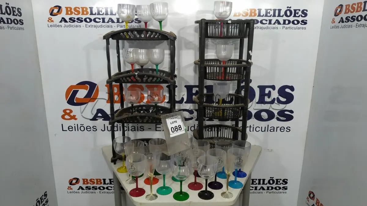 LOTE 088 - 01 LOTE COM VÁRIAS TAÇAS DE PLÁSTICO, FRUTEIRAS E UTENSÍLIOS DE COZINHA DIVERSOS. (NO ESTADO) ATENÇÃO! FAZER A VISITAÇÃO ANTES DE ARREMATAR, NÃO SABEMOS SE FUNCIONA, LEILÃO NÃO TEM GARANTIA E NEM DEVOLUÇÃO, SUJEITO A POSSÍVEIS AVARIAS VISÍVEIS/OCULTAS E/OU AUSÊNCIA DE COMPONENTES.