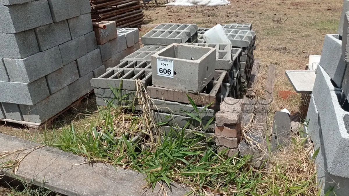 LOTE 606 - 01 LOTE COM GRELHAS/RALOS DE CONCRETO. (NO ESTADO) ATENÇÃO! FAZER A VISITAÇÃO ANTES DE ARREMATAR, NÃO SABEMOS SE FUNCIONA, LEILÃO NÃO TEM GARANTIA E NEM DEVOLUÇÃO, SUJEITO A POSSÍVEIS AVARIAS VISÍVEIS/OCULTAS E/OU AUSÊNCIA DE COMPONENTES.