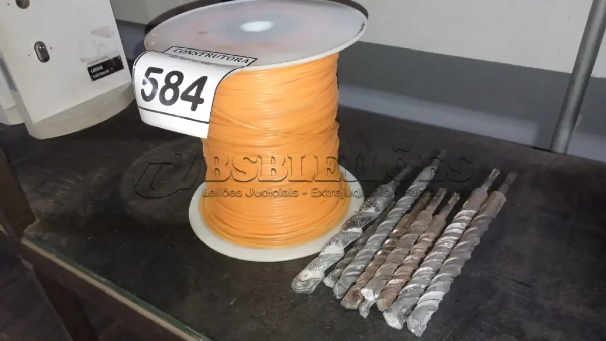 LOTE 584 - 01 CARRETEL DE FIO PARA ROÇADEIRA STHIL E 07 BROCAS. (NO ESTADO) ATENÇÃO! FAZER A VISITAÇÃO ANTES DE ARREMATAR, NÃO SABEMOS SE FUNCIONA, LEILÃO NÃO TEM GARANTIA E NEM DEVOLUÇÃO, SUJEITO A POSSÍVEIS AVARIAS VISÍVEIS/OCULTAS E/OU AUSÊNCIA DE COMPONENTES.