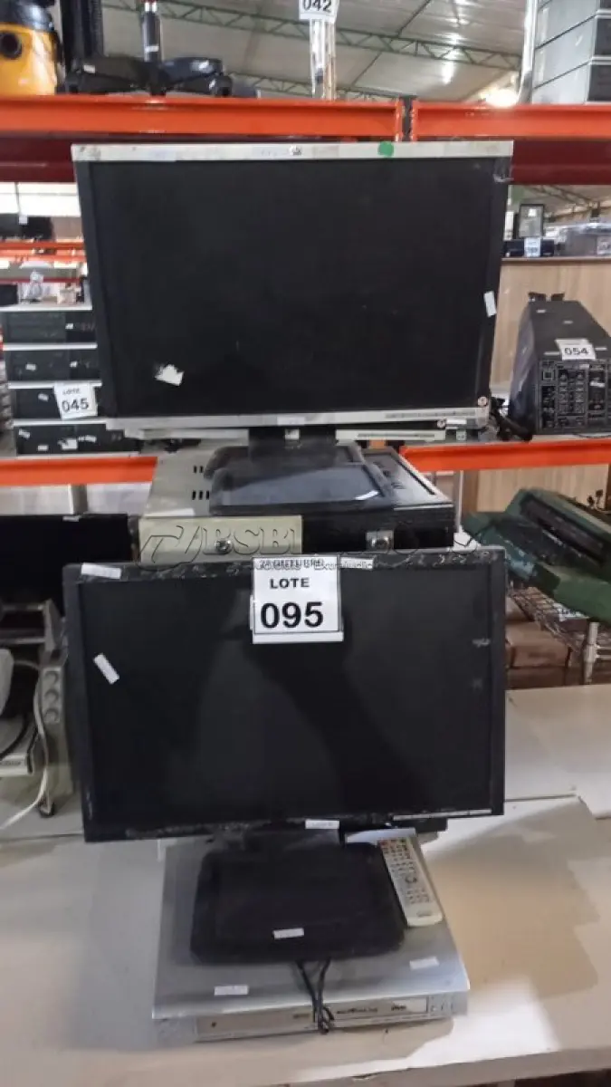 LOTE 095 - 02 RACKS PARA PC, 03 MONITORES E 01 APARELHO DE DVD MARCA BRITÂNIA. (NO ESTADO) ATENÇÃO! FAZER A VISITAÇÃO ANTES DE ARREMATAR, NÃO SABEMOS SE FUNCIONA, LEILÃO NÃO TEM GARANTIA E NEM DEVOLUÇÃO, SUJEITO A POSSÍVEIS AVARIAS VISÍVEIS/OCULTAS E/OU AUSÊNCIA DE COMPONENTES.