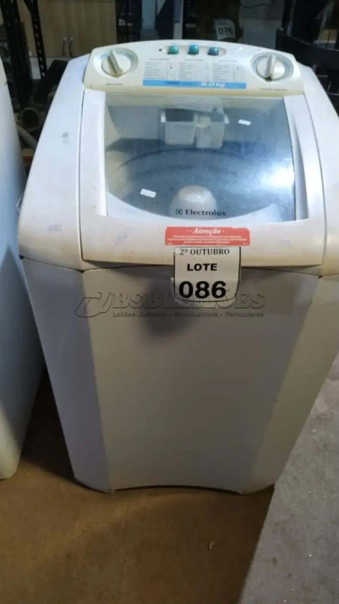 LOTE 086 - 01 MÁQUINA DE LAVAR 8KG 220V MARCA ELECTROLUX. (NO ESTADO) ATENÇÃO! FAZER A VISITAÇÃO ANTES DE ARREMATAR, NÃO SABEMOS SE FUNCIONA, LEILÃO NÃO TEM GARANTIA E NEM DEVOLUÇÃO, SUJEITO A POSSÍVEIS AVARIAS VISÍVEIS/OCULTAS E/OU AUSÊNCIA DE COMPONENTES.
