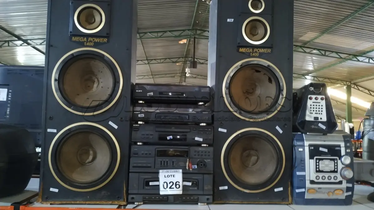 LOTE 026 - 02 APARELHOS TOCA VINIL MARCA SONY, 01 CP PLAYER MARCA SONY, 01 TOCA FITAS MARCA SONY, 01 MINI HI-FI SYSTEM MARCA TOSHIBA, 01 CAIXINHA DE SOM  MARCA MULTILASER E 02 CAIXAS DE SOM EM MADEIRA. (NO ESTADO) ATENÇÃO! FAZER A VISITAÇÃO ANTES DE ARREMATAR, NÃO SABEMOS SE FUNCIONA, LEILÃO NÃO TEM GARANTIA E NEM DEVOLUÇÃO, SUJEITO A POSSÍVEIS AVARIAS VISÍVEIS/OCULTAS E/OU AUSÊNCIA DE COMPONENTES.