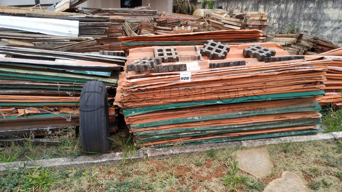 LOTE 626 - 01 LOTE COM TELHAS DE ZINCO QUE ERAM USADAS COMO TAPUME. (NO ESTADO) ATENÇÃO! FAZER A VISITAÇÃO ANTES DE ARREMATAR, NÃO SABEMOS SE FUNCIONA, LEILÃO NÃO TEM GARANTIA E NEM DEVOLUÇÃO, SUJEITO A POSSÍVEIS AVARIAS VISÍVEIS/OCULTAS E/OU AUSÊNCIA DE COMPONENTES.