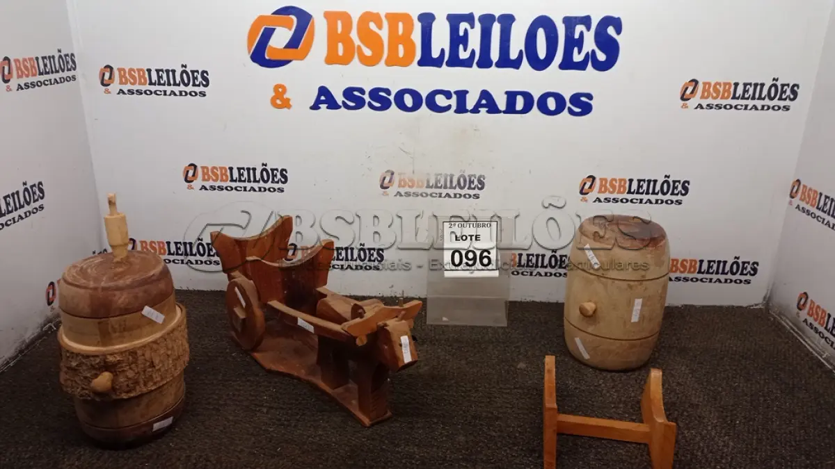 LOTE 096 - 01 CARRINHO DE BOI EM MADEIRA E 02 CAROTE DE CACHAÇA. (NO ESTADO) ATENÇÃO! FAZER A VISITAÇÃO ANTES DE ARREMATAR, NÃO SABEMOS SE FUNCIONA, LEILÃO NÃO TEM GARANTIA E NEM DEVOLUÇÃO, SUJEITO A POSSÍVEIS AVARIAS VISÍVEIS/OCULTAS E/OU AUSÊNCIA DE COMPONENTES.